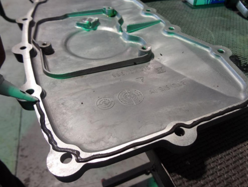Apply sealant to the oil pan — photo 1