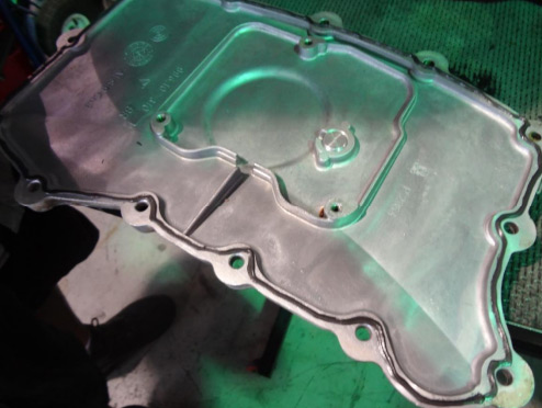 Apply sealant to the oil pan — photo 2