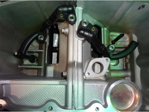 Install the two oil tubes — photo 1