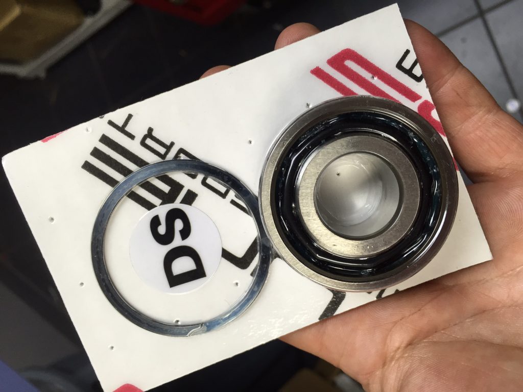 Clean the intermediate shaft and prepare the new bearing — photo 1