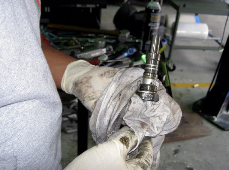 Clean the chain tensioner — photo 1