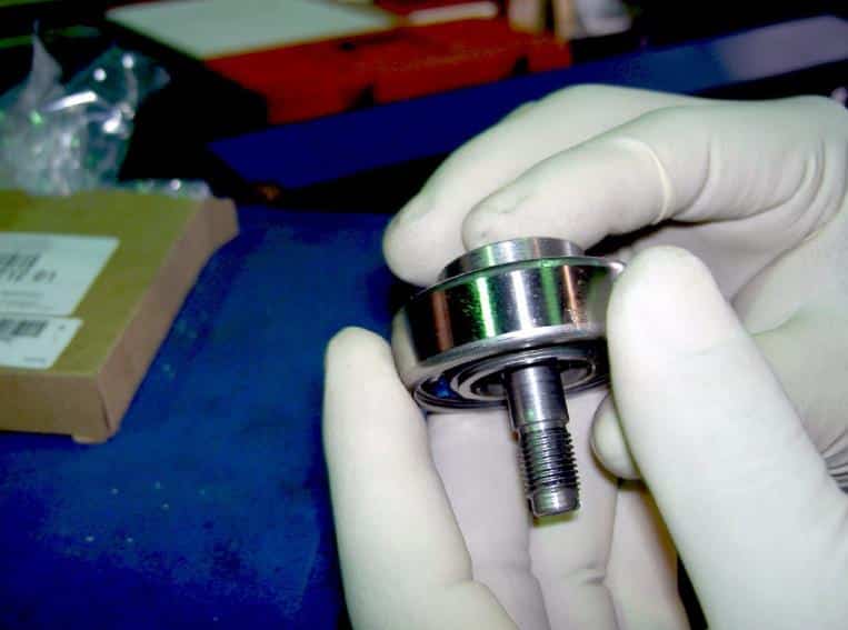 Install the new bearing support shaft — photo 1