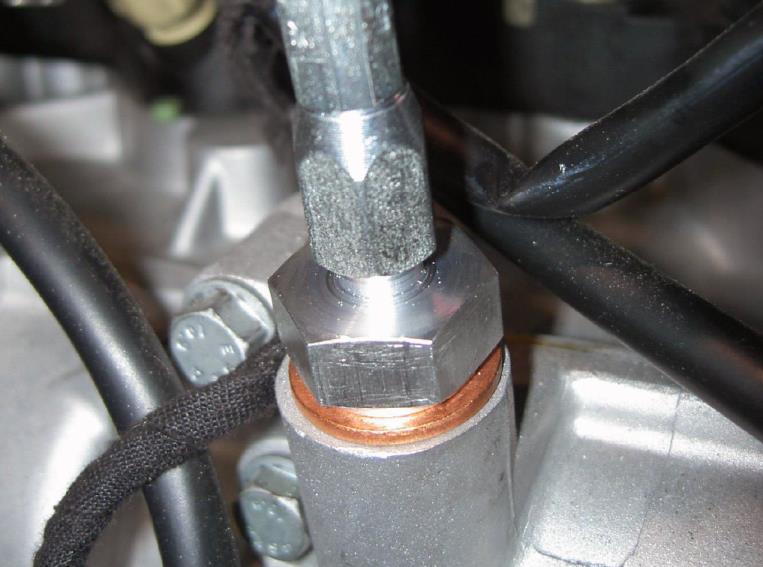 Connect the oil line at the engine — photo 1