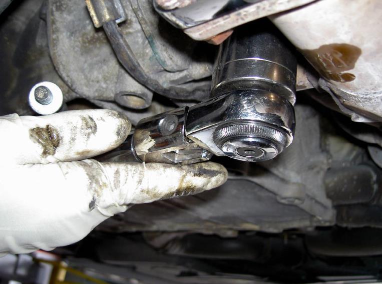 Install and torque the chain tensioner — photo 2
