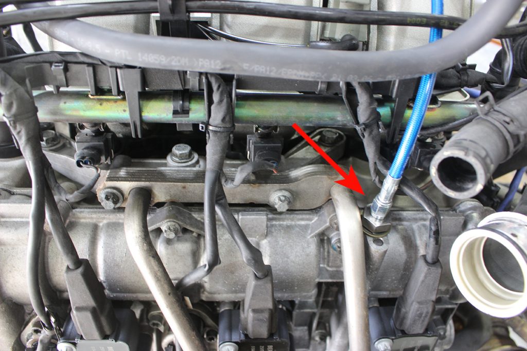 Connect the oil line at the engine — photo 2