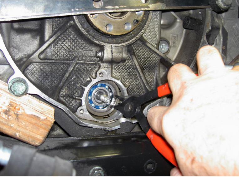 Install the retaining clip — photo 1