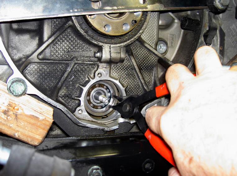 Remove the retaining clip — photo 1