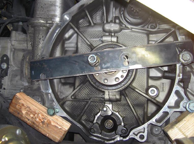 Lock the crankshaft — photo 1