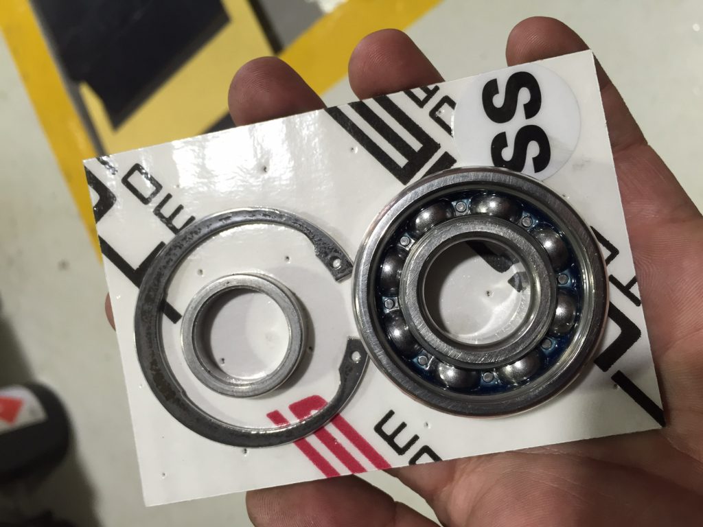 Clean the intermediate shaft and prepare the new bearing — photo 2