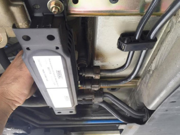 Attach the brackets and anti-vibration mounts — photo 1