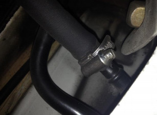 Identify the low-pressure return hose — photo 1